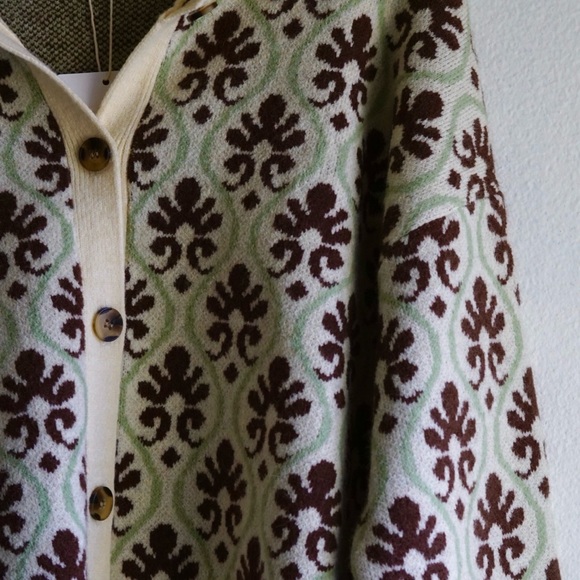Vintage-inspired Women’s Cardigan Sweater - Picture 6 of 7